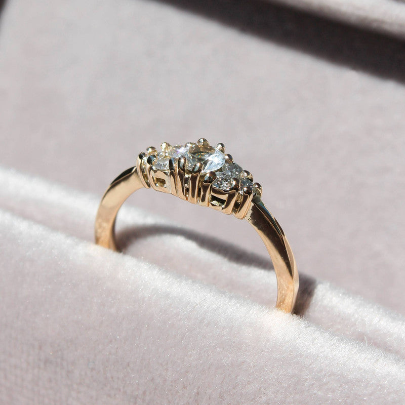 Anillo Beatriz en oro 18k con diamante central de laboratorio y seis diamantes laterales.