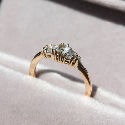 Anillo Beatriz en oro 18k con diamante central de laboratorio y seis diamantes laterales.