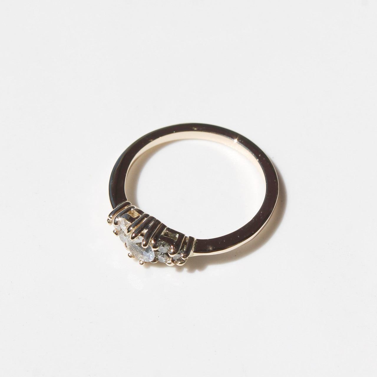 Anillo Beatriz en oro 18k con diamante central de laboratorio y seis diamantes laterales.