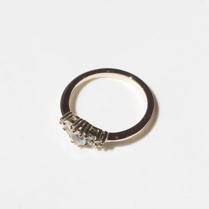 Anillo Beatriz en oro 18k con diamante central de laboratorio y seis diamantes laterales.