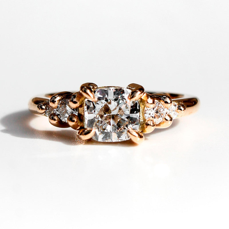 Anillo Fernanda en oro amarillo con diamantes de laboratorio corte cushion y laterales brillantes.