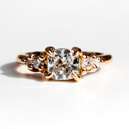 Anillo Fernanda en oro amarillo con diamantes de laboratorio corte cushion y laterales brillantes.