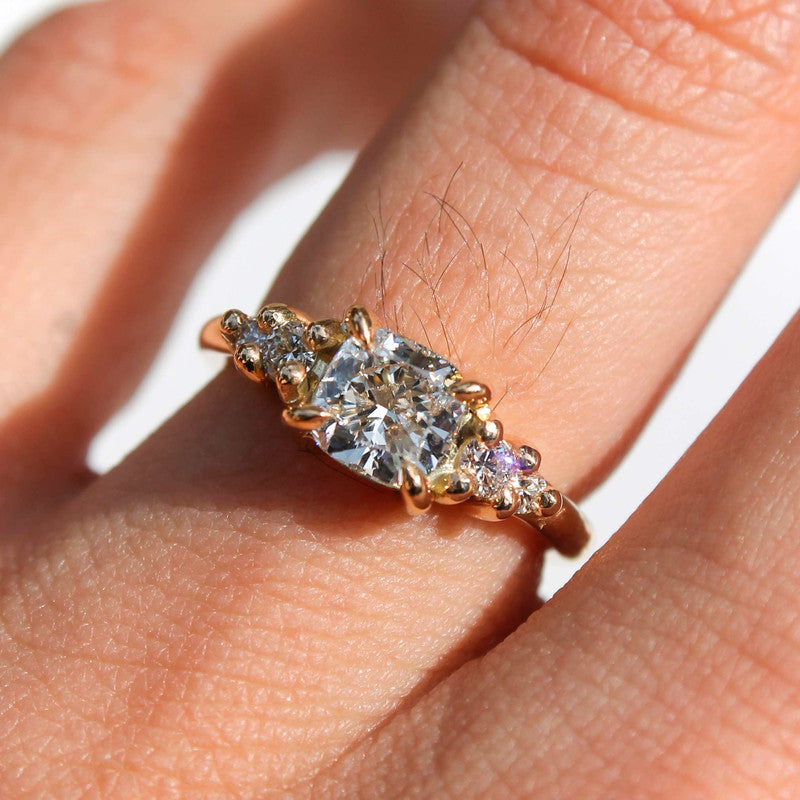Anillo Fernanda en oro amarillo con diamantes de laboratorio corte cushion y laterales brillantes.
