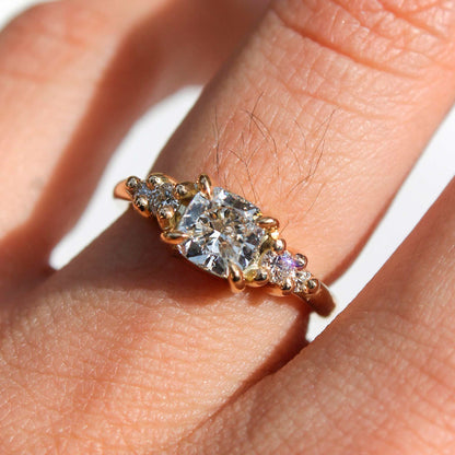 Anillo Fernanda en oro amarillo con diamantes de laboratorio corte cushion y laterales brillantes.