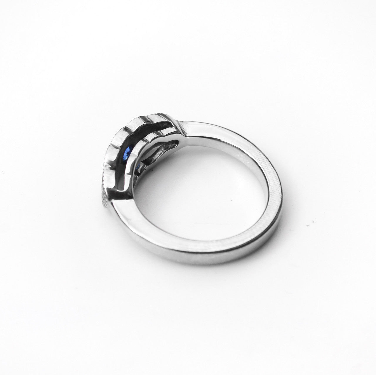 Anillo Kate en platino con zafiro azul central y diez diamantes de diseño vintage.