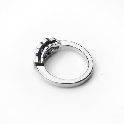 Anillo Kate en platino con zafiro azul central y diez diamantes de diseño vintage.