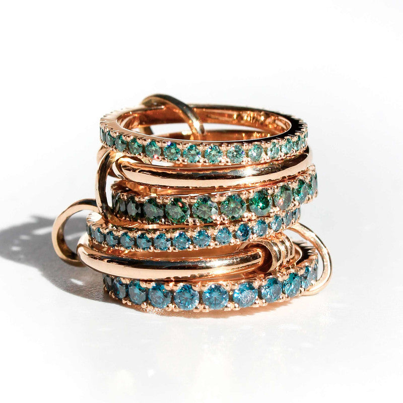 Anillo Triple Infinity en oro amarillo con moissanitas de colores y bandas móviles entrelazadas.