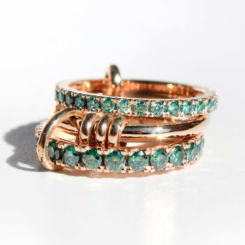 Anillo Triple Infinity en oro amarillo con moissanitas de colores y bandas móviles entrelazadas.