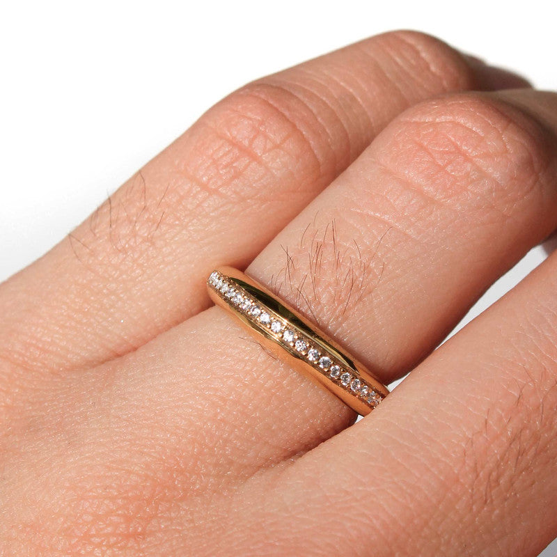 Argolla de matrimonio en oro amarillo 18k con diamantes de laboratorio engastados en pavé en uso.