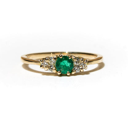 Anillo Beatriz en oro 18k con esmeralda central de laboratorio y seis diamantes laterales.