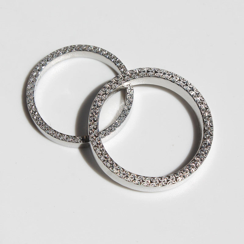 Par de argollas de matrimonio en platino con grabado geométrico realizado a mano con buril y acabado brillante.