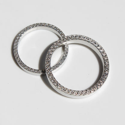 Par de argollas de matrimonio en platino con grabado geométrico realizado a mano con buril y acabado brillante.