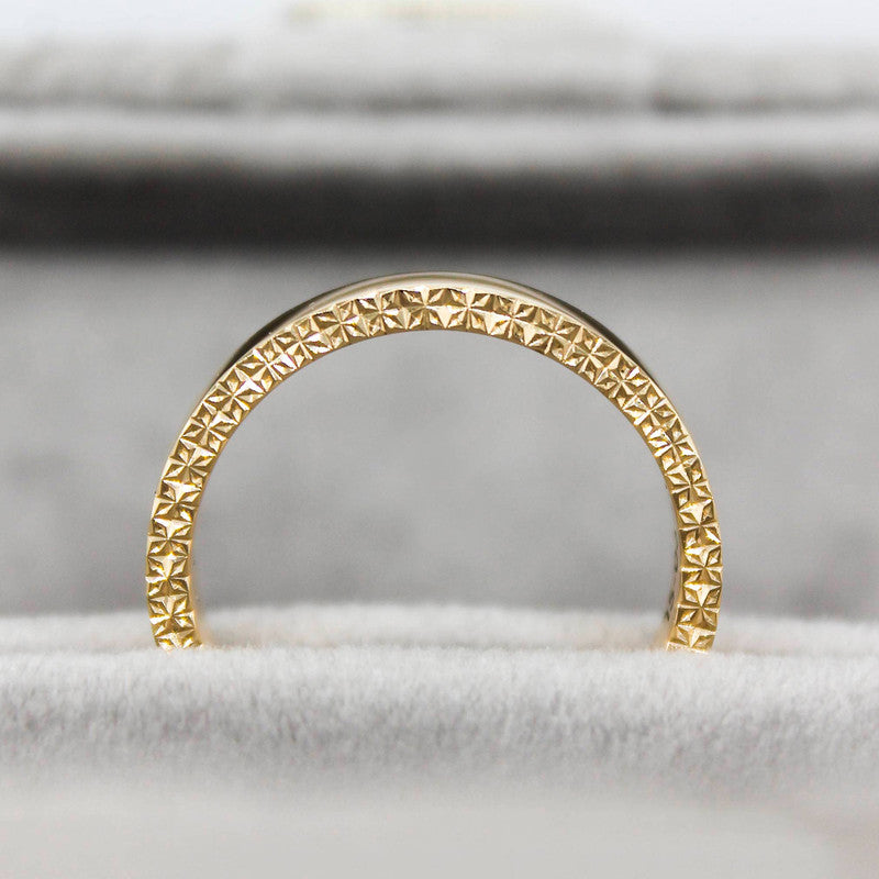 Par de argollas de matrimonio en oro amarillo 18k con grabado geométrico realizado a mano con buril y acabado brillante.