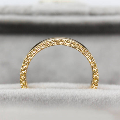 Par de argollas de matrimonio en oro amarillo 18k con grabado geométrico realizado a mano con buril y acabado brillante.