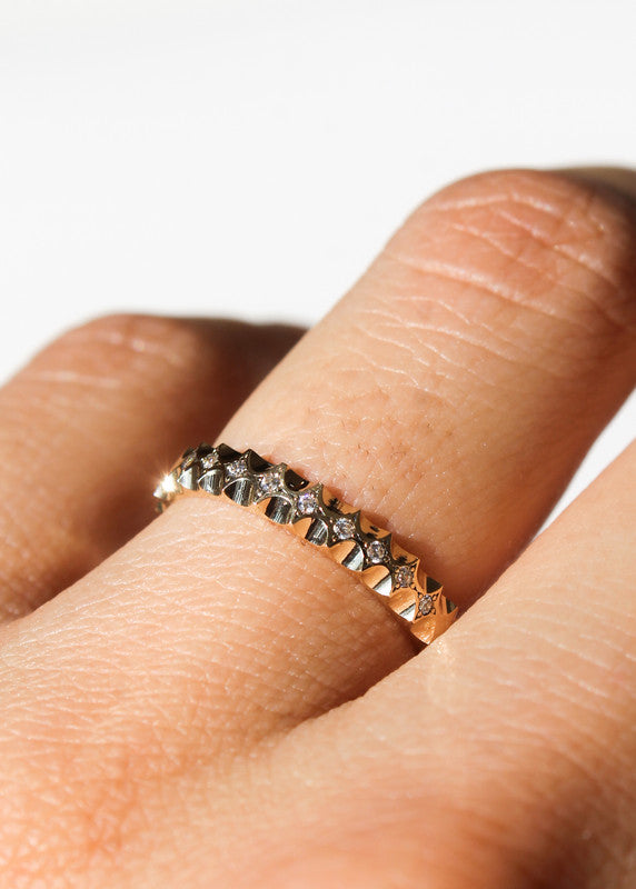 Anillo grabado en oro amarillo 18k y diamantes, unisex