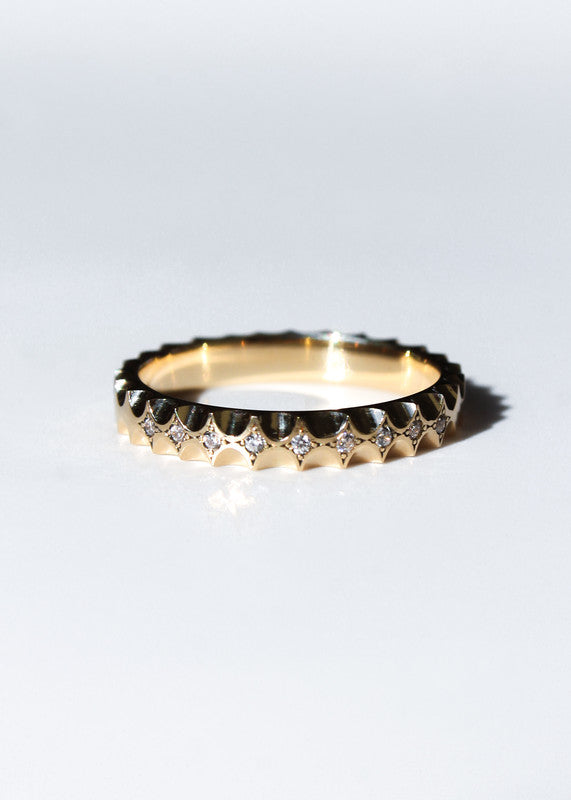 Anillo grabado en oro amarillo 18k y diamantes, unisex