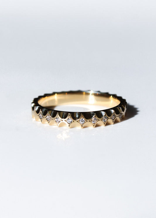 Anillo grabado en oro amarillo 18k y diamantes, unisex