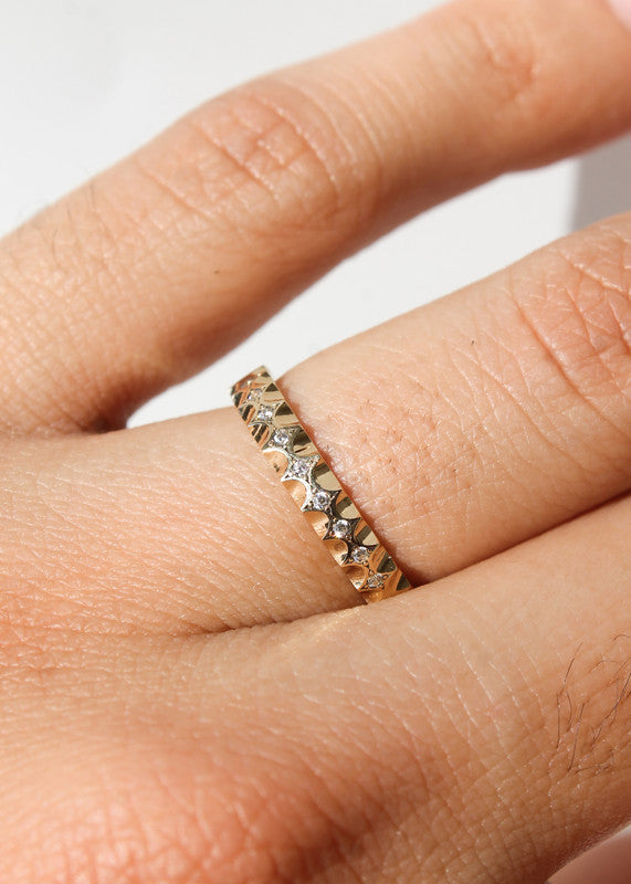 Anillo grabado en oro amarillo 18k y diamantes, unisex