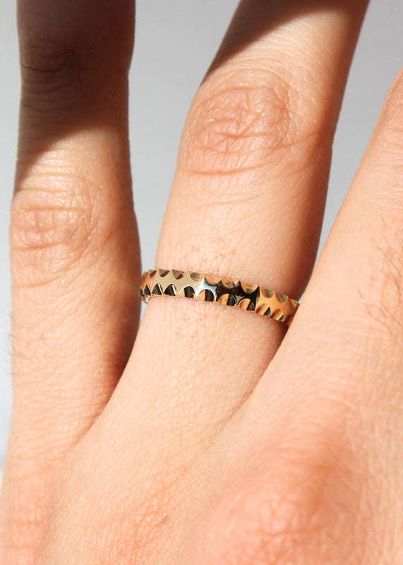 Anillo grabado en oro amarillo 18k y diamantes, unisex