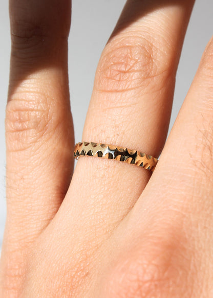 Anillo grabado en oro amarillo 18k y diamantes, unisex
