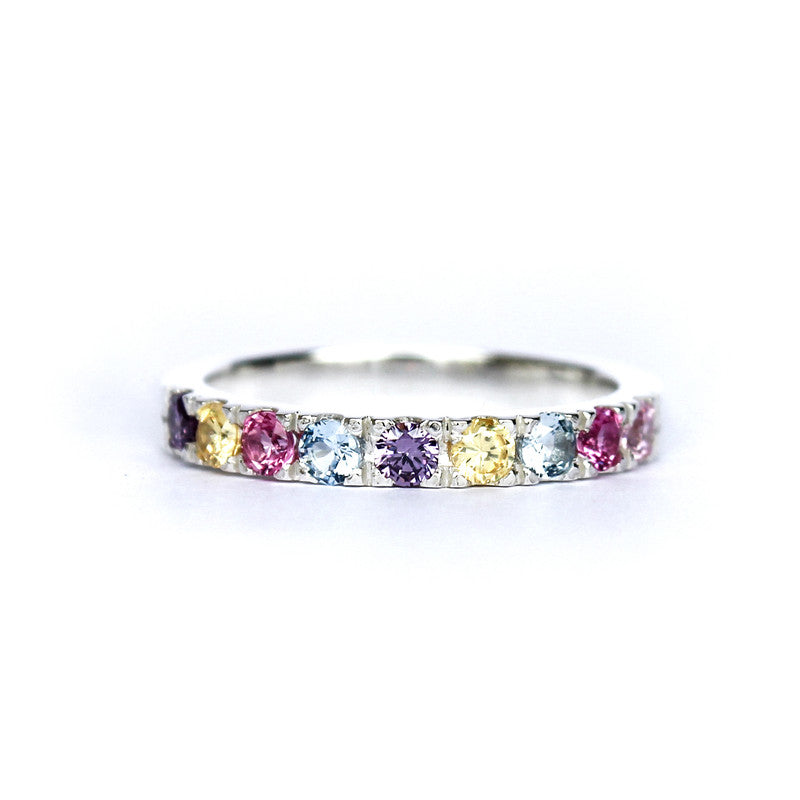 Anillo mediocintillo con moissanitas de colores en fondo blanco