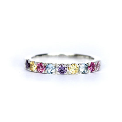 Anillo mediocintillo con moissanitas de colores en fondo blanco