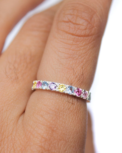 Anillo mediocintillo con moissanitas de colores en uso
