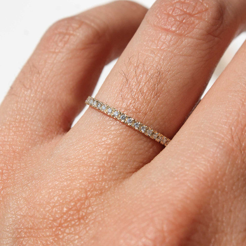 Medio cintillo en oro amarillo 18k con diamantes de laboratorio y engaste fishtail.
