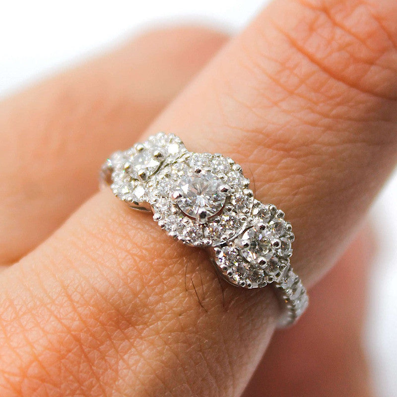 Triple halo en oro blanco 18k con diamantes de laboratorio y bajada.