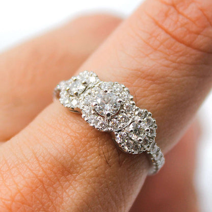 Triple halo en oro blanco 18k con diamantes de laboratorio y bajada.