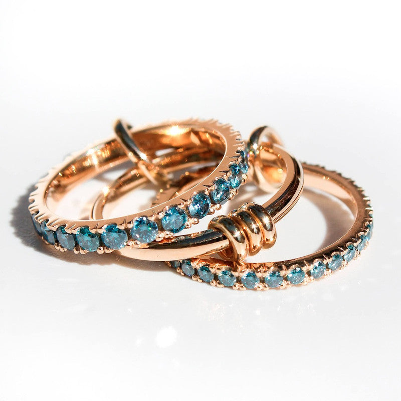 Anillo Triple Infinity en oro amarillo con moissanitas de colores y bandas móviles entrelazadas.