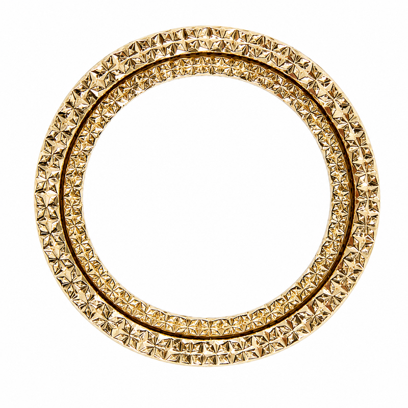 Par de argollas de matrimonio en oro amarillo 18k con grabado geométrico realizado a mano con buril y acabado brillante.