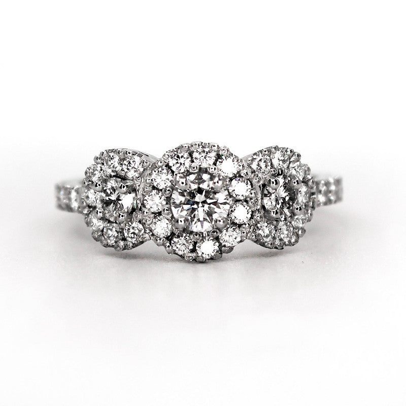 Triple halo en oro blanco 18k con diamantes de laboratorio y bajada.