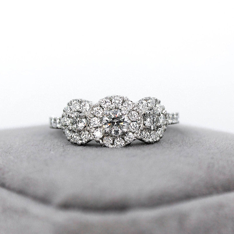 Triple halo en oro blanco 18k con diamantes de laboratorio y bajada.