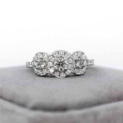 Triple halo en oro blanco 18k con diamantes de laboratorio y bajada.
